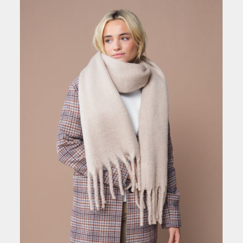 Fluffy scarf Thumbnail